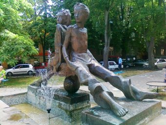 В Одессе модернизировали фонтан у скульптурной группы «Петя и Гаврик» (фото)