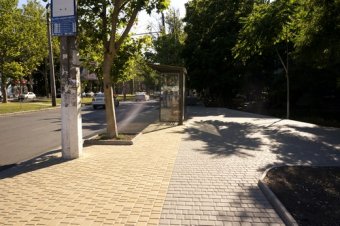 Одесские власти отчитываются об  обустройстве тротуаров и остановочных комплексов (фото)