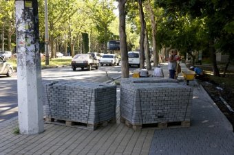 Одесские власти отчитываются об  обустройстве тротуаров и остановочных комплексов (фото)