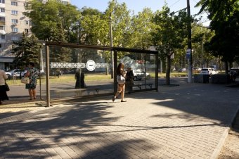 Одесские власти отчитываются об  обустройстве тротуаров и остановочных комплексов (фото)