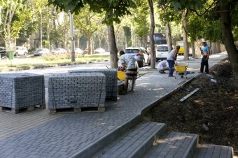Одесские власти отчитываются об  обустройстве тротуаров и остановочных комплексов (фото)
