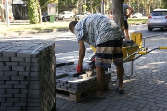 Одесские власти отчитываются об  обустройстве тротуаров и остановочных комплексов (фото)