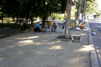 Одесские власти отчитываются об  обустройстве тротуаров и остановочных комплексов (фото)