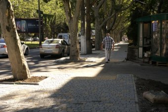 Одесские власти отчитываются об  обустройстве тротуаров и остановочных комплексов (фото)