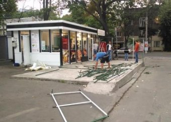 Одесские власти отчитываются о демонтаже незаконно установленных торговых ларьков (фото)