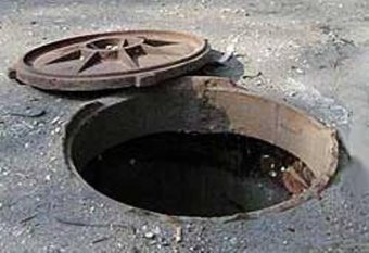 Одесситов просят быть бдительными: в городе участились кражи крышек люков и решеток дождеприемников