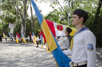 По случаю Дню Конституции одесситы возложили цветы к памятнику Тараса Шевченко (фото)