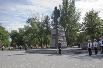 По случаю Дню Конституции одесситы возложили цветы к памятнику Тараса Шевченко (фото)