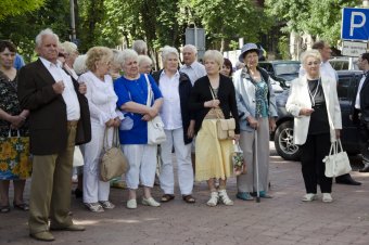 По случаю Дню Конституции одесситы возложили цветы к памятнику Тараса Шевченко (фото)
