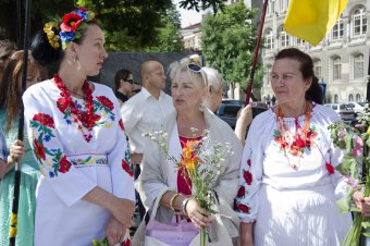 По случаю Дню Конституции одесситы возложили цветы к памятнику Тараса Шевченко (фото)