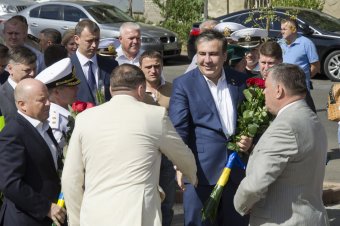 По случаю Дню Конституции одесситы возложили цветы к памятнику Тараса Шевченко (фото)