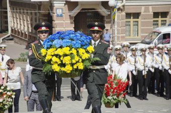 По случаю Дню Конституции одесситы возложили цветы к памятнику Тараса Шевченко (фото)