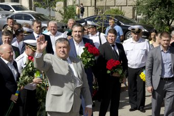 По случаю Дню Конституции одесситы возложили цветы к памятнику Тараса Шевченко (фото)