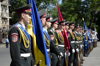 По случаю Дню Конституции одесситы возложили цветы к памятнику Тараса Шевченко (фото)
