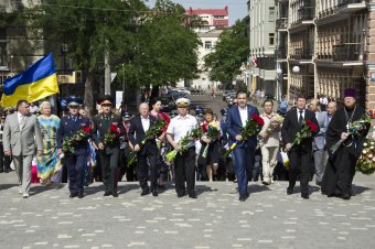 По случаю Дню Конституции одесситы возложили цветы к памятнику Тараса Шевченко (фото)