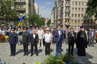 По случаю Дню Конституции одесситы возложили цветы к памятнику Тараса Шевченко (фото)