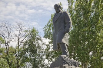 По случаю Дню Конституции одесситы возложили цветы к памятнику Тараса Шевченко (фото)