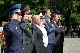 По случаю Дню Конституции одесситы возложили цветы к памятнику Тараса Шевченко (фото)