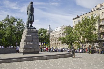 По случаю Дню Конституции одесситы возложили цветы к памятнику Тараса Шевченко (фото)