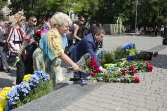По случаю Дню Конституции одесситы возложили цветы к памятнику Тараса Шевченко (фото)