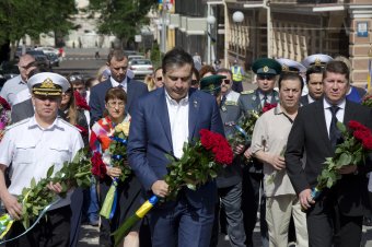 По случаю Дню Конституции одесситы возложили цветы к памятнику Тараса Шевченко (фото)
