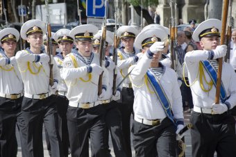 По случаю Дню Конституции одесситы возложили цветы к памятнику Тараса Шевченко (фото)