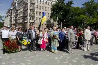 По случаю Дню Конституции одесситы возложили цветы к памятнику Тараса Шевченко (фото)