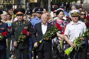 По случаю Дню Конституции одесситы возложили цветы к памятнику Тараса Шевченко (фото)