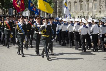 По случаю Дню Конституции одесситы возложили цветы к памятнику Тараса Шевченко (фото)