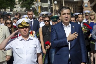 По случаю Дню Конституции одесситы возложили цветы к памятнику Тараса Шевченко (фото)