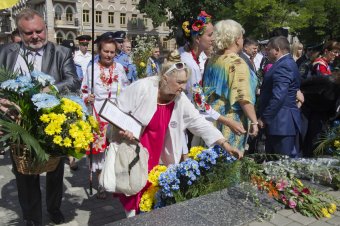 По случаю Дню Конституции одесситы возложили цветы к памятнику Тараса Шевченко (фото)