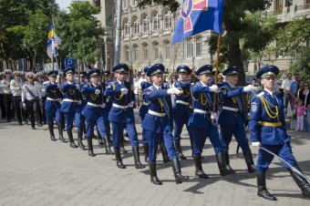 По случаю Дню Конституции одесситы возложили цветы к памятнику Тараса Шевченко (фото)