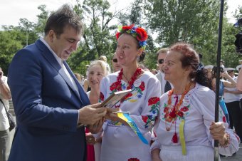 По случаю Дню Конституции одесситы возложили цветы к памятнику Тараса Шевченко (фото)