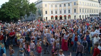 Огненная смесь танцев захватила площадь у Дюка (фото) 
