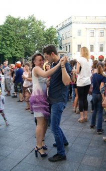 Огненная смесь танцев захватила площадь у Дюка (фото) 