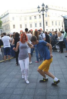 Огненная смесь танцев захватила площадь у Дюка (фото) 