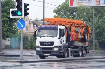 Последствия затяжного дождя ликвидируют коммунальные службы Одессы (фото)