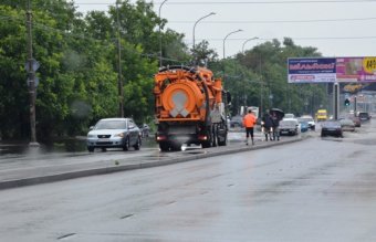 Последствия затяжного дождя ликвидируют коммунальные службы Одессы (фото)
