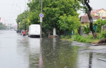 Последствия затяжного дождя ликвидируют коммунальные службы Одессы (фото)