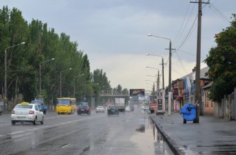 Последствия затяжного дождя ликвидируют коммунальные службы Одессы (фото)