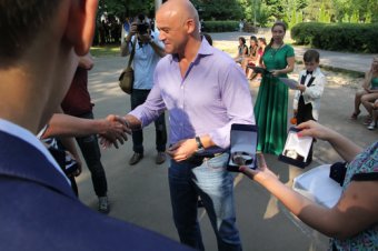 Геннадий Труханов вручил памятные подарки детям-сиротам (фото)