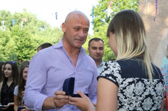 Геннадий Труханов вручил памятные подарки детям-сиротам (фото)