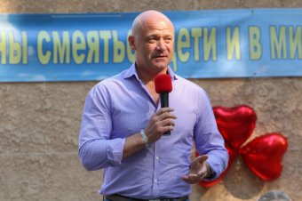 Геннадий Труханов вручил памятные подарки детям-сиротам (фото)
