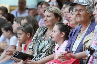 Геннадий Труханов вручил памятные подарки детям-сиротам (фото)
