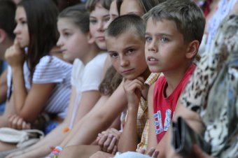 Геннадий Труханов вручил памятные подарки детям-сиротам (фото)
