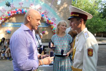 Геннадий Труханов вручил памятные подарки детям-сиротам (фото)
