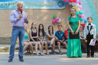 Геннадий Труханов вручил памятные подарки детям-сиротам (фото)