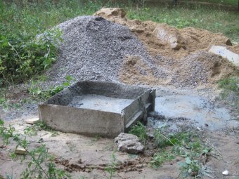 В Одессе пресекли незаконное строительство балкона на газоне (фото)