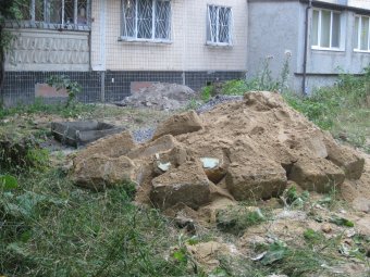 В Одессе пресекли незаконное строительство балкона на газоне (фото)