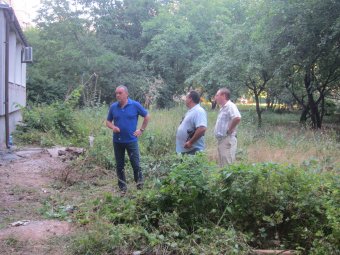 В Одессе пресекли незаконное строительство балкона на газоне (фото)